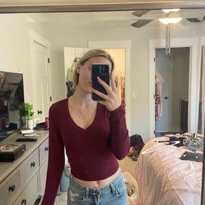 Cropped long sleeve plum wine colored top! can fit S-M! Very stretchy!